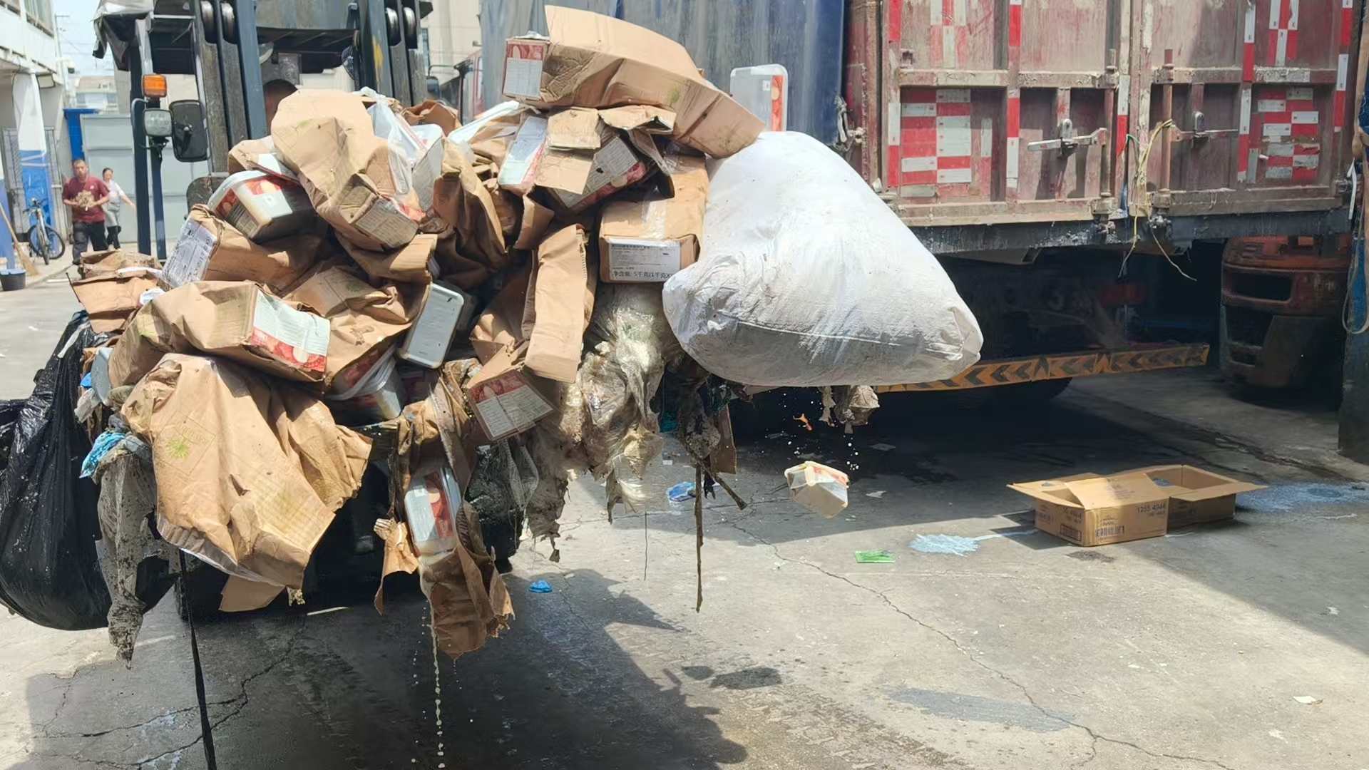 广州增城食品原料销毁，过期糕点面包无害化销毁